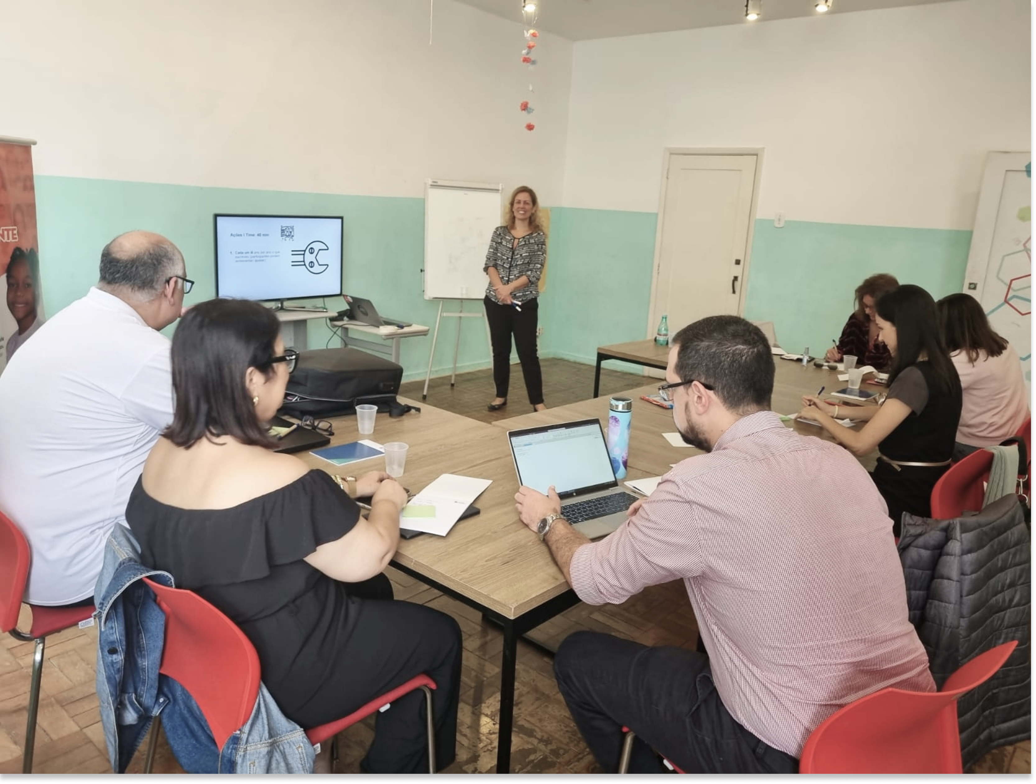 Voluntário com crianças